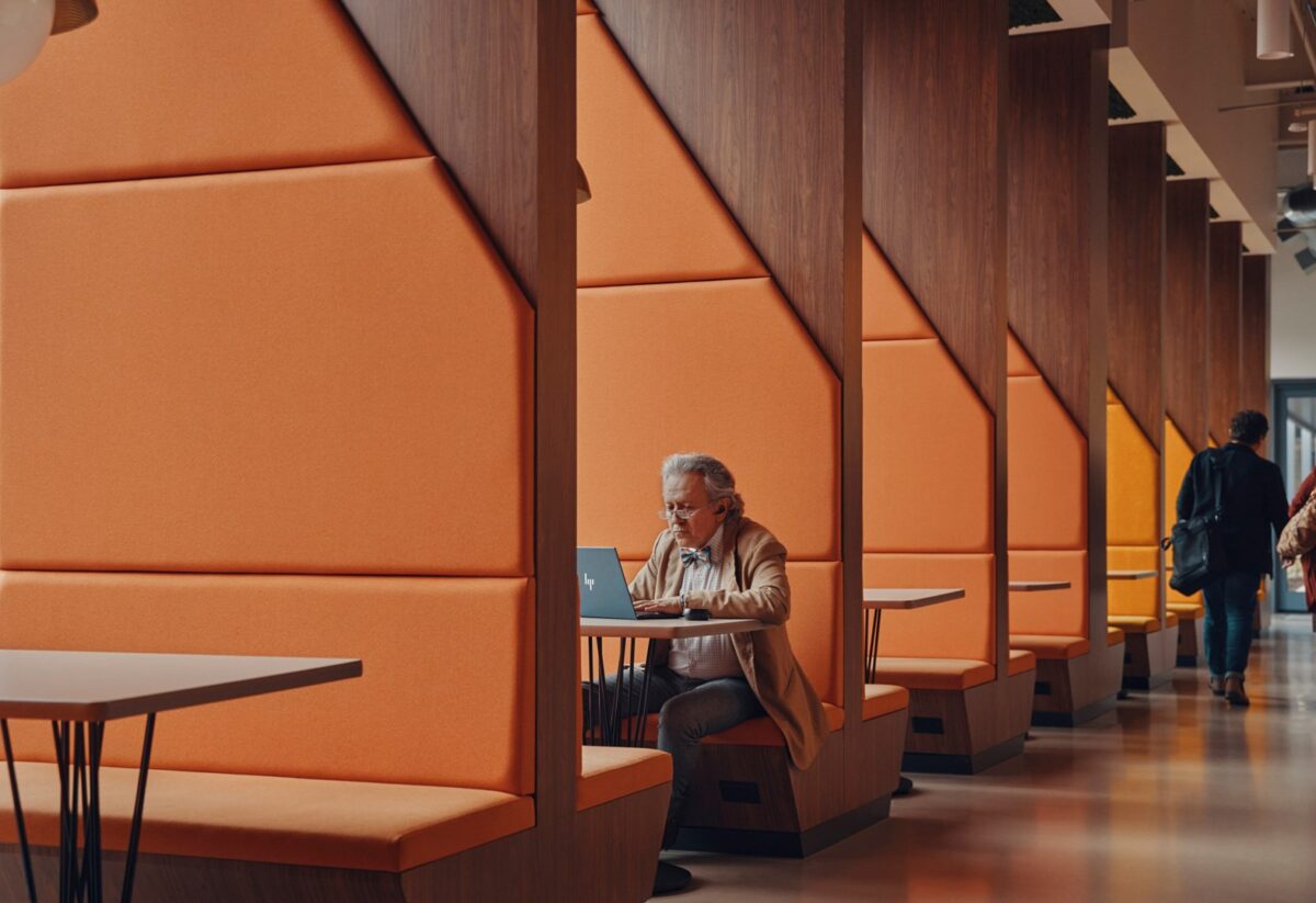 Poly Voyager Free 60 UC Black Earbuds +BT700 USB-C Adapter +Basic Charge Case - Image 5